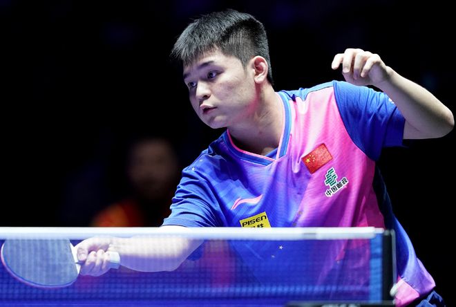 她奠定了坚 她奠定了坚